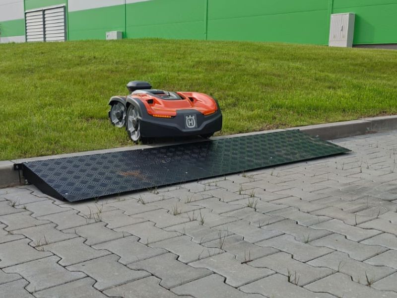 Robot koszący Husqvarna Automower® 535 AWD i 580 na terenie komercyjnym – realizacja dla powierzchni 4 000 m²